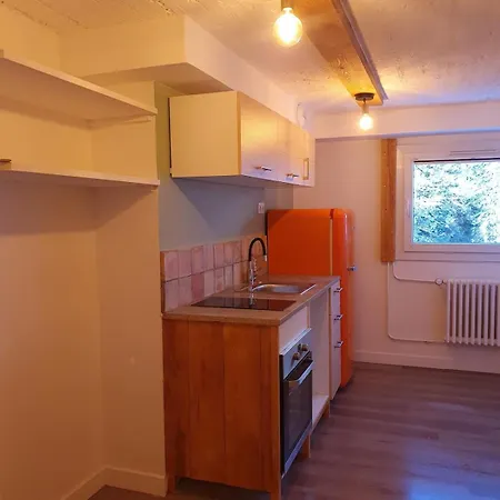 Jaune La Cachette Daire Sarcenas